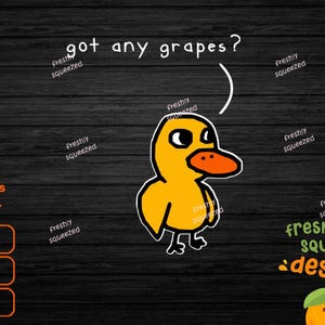 Op de afbeelding: Een gele cartoon eend met een oranje snavel en een zwart oog vraagt ​​"got any grapes?" De eend bevindt zich op een zwarte houtnerf achtergrond met de tekst "freshly squeezed designs" in groen en wit.