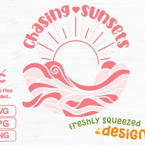 Könnte beinhalten: Rosa-weißes Grafikdesign mit dem Text "Chasing Sunsets" in einer Retro-Schriftart. Das Design zeigt eine stilisierte Sonne mit Strahlen und einem Wellenmuster. Der Text "freshly squeezed designs" ist ebenfalls enthalten.