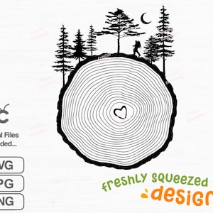 Peut inclure: Silhouette noire et blanche d'un randonneur marchant sur une colline avec des arbres et une lune croissante en arrière-plan. La colline est en forme d'anneau d'arbre avec un cœur au centre.