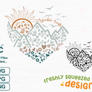 Puede incluir: Un diseño digital que presenta una cordillera en forma de corazón con un sol y el texto "Adventure Awaits". El diseño está en un esquema de color azul, verde y marrón. El diseño también está disponible en blanco y negro.