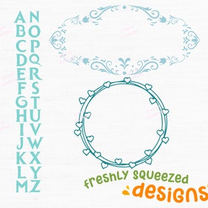 Può includere: Due cornici decorative, una con un motivo floreale blu e l'altra con un cerchio di cuori. Il testo "freshly squeezed designs" è sotto le cornici.