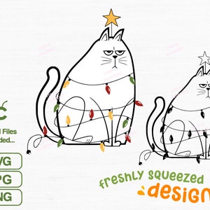 Könnte beinhalten: Zwei Illustrationen weißer Katzen mit Lichterketten und einem Stern auf dem Kopf. Die Katzen haben einen mürrischen Gesichtsausdruck. Das Bild enthält den Text "freshly squeezed designs" und Dateitypoptionen: SVG, JPG und PNG.