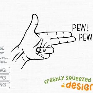以下が含まれることがあります： 手と「PEW! PEW!」というテキストが描かれた白黒の線画。手は銃の形をしています。「freshly squeezed designs」というテキストが手の下にあります。