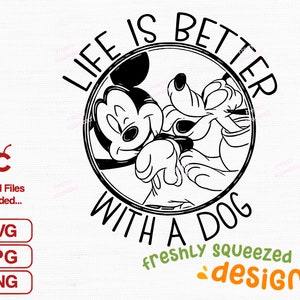 Può includere: Illustrazione in bianco e nero di Topolino e Pluto con il testo "Life is better with a dog" in un cerchio attorno a loro. Il testo "freshly squeezed designs" è sotto il cerchio.