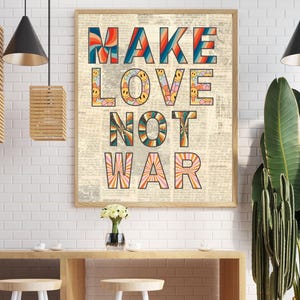 Può includere: Un poster in stile vintage con il testo "MAKE LOVE NOT WAR" in lettere colorate e psichedeliche. Le lettere sono composte da motivi e disegni più piccoli e ripetitivi.