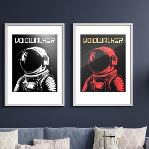 Op de afbeelding: Twee ingelijste prints van een astronaut met de tekst "VOIDWALKER" in geel. De astronaut is links in zwart-wit en rechts in rood.