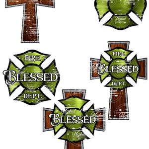 以下が含まれることがあります： 緑と銀の十字架の5つのバリエーション。十字架には「FIRE BLESSED DEPT.」の文字が書かれており、木目調のテクスチャが施されています。