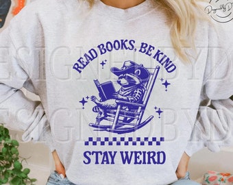 Leer libros, ser amable, permanecer extraño PNG, vintage retro divertido, vaquero occidental, leyendo, mapache, amante de los libros, camiseta de sublimación, descarga digital