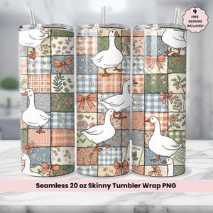 Könnte beinhalten: Ein Set aus drei 20 oz Skinny-Tumblern mit Patchwork-Design. Jeder Becher zeigt ein sich wiederholendes Muster aus weißen Gänsen, Schleifen und floralen Elementen auf einem pastellfarbenen Hintergrund. Die Becher enthalten einen Strohhalm.