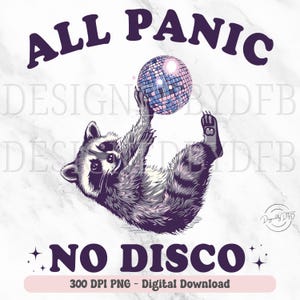 Op de afbeelding: Een wasbeer die een discobal vasthoudt met de tekst "ALL PANIC NO DISCO" en een roze achtergrond.