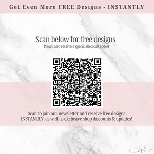 K&ouml;nnte beinhalten: Ein schwarz-wei&szlig;er QR-Code auf einem rosa-wei&szlig;en Marmorhintergrund. Der Text &uuml;ber dem Code lautet "Get Even More FREE Designs - INSTANTLY". Der Text unter dem Code lautet "Scan to join our newsletter and receive free designs INSTANTLY, as well as exclusive shop discounts & updates!"