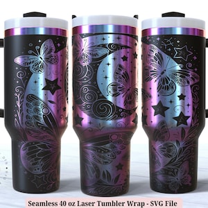 Puede incluir: Un vaso de acero inoxidable de 40 onzas con un acabado negro e iridiscente. El vaso presenta un diseño de mariposas y una luna creciente con estrellas. El vaso tiene una asa y una tapa negras.