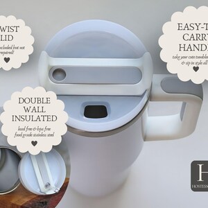Puede incluir: Vaso aislado blanco con tapa y asa grises. Incluye tapa giratoria, asa f&aacute;cil de transportar y aislamiento de doble pared. Fabricado en acero inoxidable de calidad alimentaria sin plomo ni BPA.
