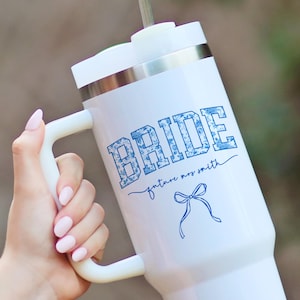 Personalized Bridal Tumbler Gift, Blue Flower Tumbler with Handle, Custom Tumbler for Bride to Be, Newly Engaged Gift Ideas for Daughter