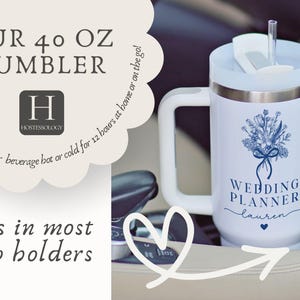 Puede incluir: Vaso blanco de 1,18 litros con asa, pajita y tapa. El vaso presenta un dise&ntilde;o floral azul y el texto "Wedding Planner Lauren". Tambi&eacute;n es visible el texto "Our 40 oz Tumbler".