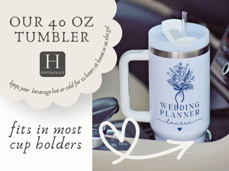 Puede incluir: Vaso blanco de 1,18 litros con asa, pajita y tapa. El vaso presenta un dise&ntilde;o floral azul y el texto "Wedding Planner Lauren". Tambi&eacute;n es visible el texto "Our 40 oz Tumbler".