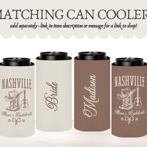 Op de afbeelding: Vier blikjeskoelers met zwarte tops. Twee zijn gebroken wit, &eacute;&eacute;n is bruin en &eacute;&eacute;n is donkerder bruin. Tekst bevat "Nashville", "Bride" en "Madison". De Nashville-koelers hebben een cowboylaars, hoed en gitaarafbeelding.