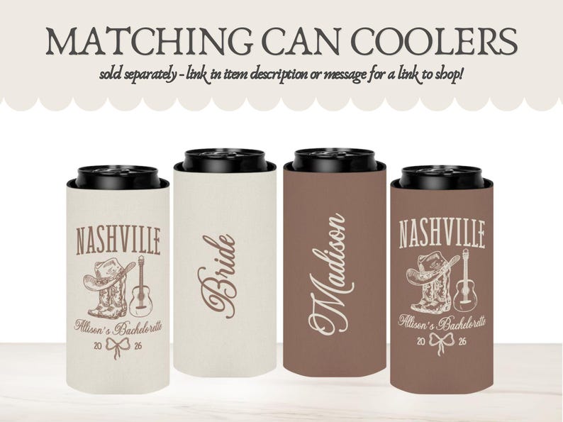Op de afbeelding: Vier blikjeskoelers met zwarte tops. Twee zijn gebroken wit, &eacute;&eacute;n is bruin en &eacute;&eacute;n is donkerder bruin. Tekst bevat "Nashville", "Bride" en "Madison". De Nashville-koelers hebben een cowboylaars, hoed en gitaarafbeelding.
