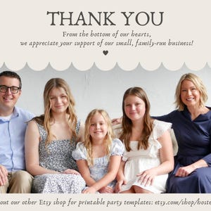 Puede incluir: Retrato familiar con el texto "GRACIAS" en la parte superior. El texto de abajo dice "&iexcl;Desde el fondo de nuestros corazones, apreciamos su apoyo a nuestra peque&ntilde;a empresa familiar!" y "consulta nuestra otra tienda de Etsy para plantillas de fiesta imprimibles: etsy.com/shop/hostessology".
