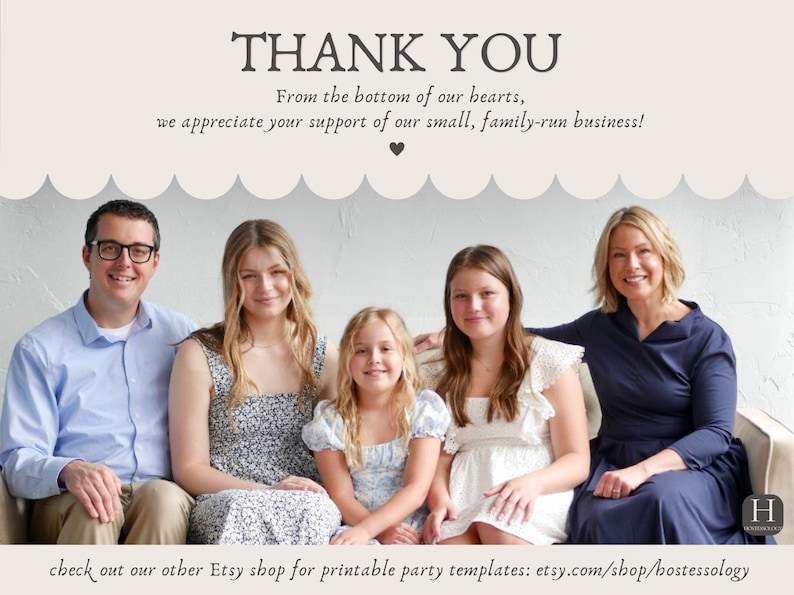 Puede incluir: Retrato familiar con el texto "GRACIAS" en la parte superior. El texto de abajo dice "&iexcl;Desde el fondo de nuestros corazones, apreciamos su apoyo a nuestra peque&ntilde;a empresa familiar!" y "consulta nuestra otra tienda de Etsy para plantillas de fiesta imprimibles: etsy.com/shop/hostessology".