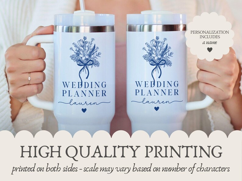 Puede incluir: Dos tazas aisladas blancas con un dise&ntilde;o floral azul y el texto "WEDDING PLANNER" y un nombre. Las tazas tienen asas y tapas blancas. Tambi&eacute;n es visible el texto "HIGH QUALITY PRINTING".