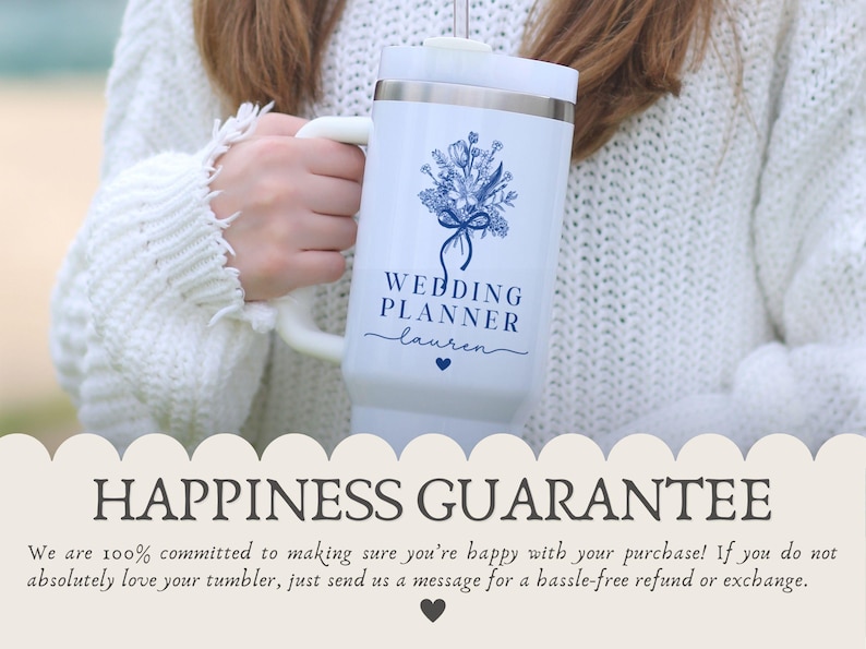 Puede incluir: Taza de viaje blanca con un dise&ntilde;o floral azul y el texto "WEDDING PLANNER lauren". La taza tiene un asa blanca y un borde plateado. Un coraz&oacute;n azul est&aacute; debajo del nombre. La taza la sostiene una persona que lleva un su&eacute;ter blanco.