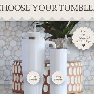 Puede incluir: Se muestran dos vasos blancos con tapas y pajitas. Uno es un vaso de 1,18 litros, y el otro es un vaso de 591 ml. El texto "CHOOSE YOUR TUMBLER" est&aacute; en la parte superior. Tambi&eacute;n est&aacute; el texto "Straw & Lid included with Both Sizes!"