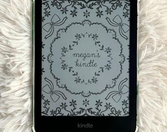 コケットボウフローラルのパーソナライズKindleロックスクリーン | カスタムトワルヴィンテージボタニカルスクリーンセーバー | アクセサリー | Paperwhite | あなたの名前
