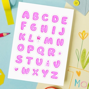 Hoja de pegatinas del alfabeto de Barbiecore: pegatinas rosas brillantes de letras A-Z, pegatinas kawaii Y2K para bullet journal, scrapbooking y manualidades infantiles.