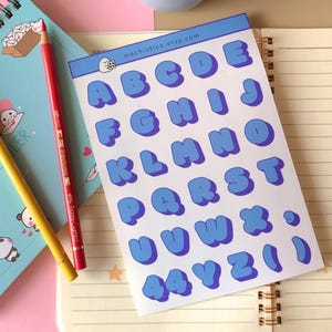 文字ステッカー - Pinterest ステッカー Vol. 4: ブルーベリー | かわいい Y2K アルファベットステッカー。学校のコーン、工作、ギフトに