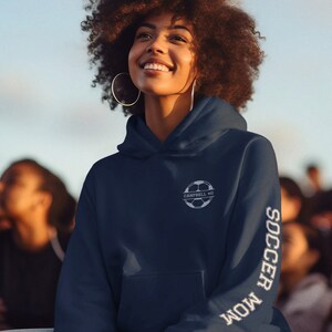 Gepersonaliseerd voetbalsweatshirt, grappig voetbalmoedershirt met spelersnaam en nummer, aangepaste voetbalmama, speldagvoetbalhoodie, voetbalshirt