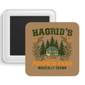 Könnte beinhalten: Ein quadratischer Magnet mit einer skurrilen Illustration eines Kürbishofs. Das Design umfasst ein kleines Cottage, Kürbisse und den Text "Hagrid's Pumpkin Farm, Magically Grown."