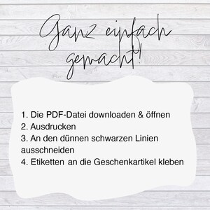 Op de afbeelding: Een witte achtergrond met zwarte tekst die "Ganz einfach gemacht!" luidt en een lijst met instructies: 1. Die PDF-Datei downloaden & &ouml;ffnen 2. Ausdrucken 3. An den d&uuml;nnen schwarzen Linien ausschneiden 4. Etiketten an de geschenkartikelen plakken