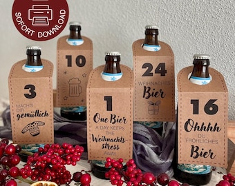 Op de afbeelding: Verschillende bierflesjes met bruine papieren labels. De labels tonen nummers en zinnen als "One Bier" en "Ohhhh Du Fröhliches Bier". Versierd met rode bessen en een gedroogde sinaasappelschijf, wat wijst op een feestelijk thema.