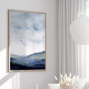 Eindruck friedlicher Berge | Minimalistische blaue Landschaft | Digitale Naturkunst | Illustration von nebligen Hügeln | Instant Art