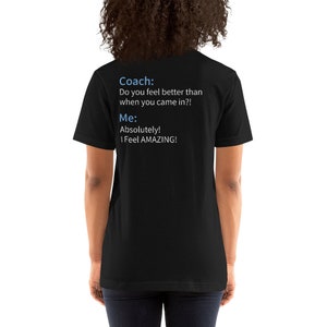 T-shirt unisex: &quot;Ti senti meglio di quando sei arrivato&quot; sul retro/logo Pinnacle Fitness sul davanti