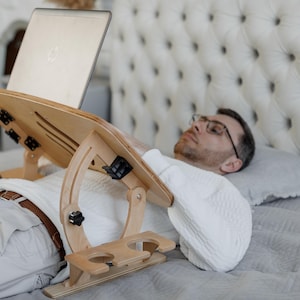 Verstelbaar laptoptafeltje voor op bed, 50 graden kantelbaar, opklapbaar houten schoottafeltje, geschikt voor laptops tot 17 inch, inclusief muis- en bekerhouders, ideaal om vanuit bed te werken.