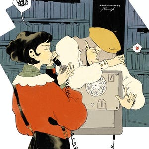 Puede incluir: Dos mujeres de pie junto a un teléfono rotatorio vintage con un cable en espiral. Una mujer lleva un suéter rojo y una bolsa negra. La otra mujer lleva un suéter blanco y una boina amarilla. El teléfono es gris con un dial negro y un auricular blanco.