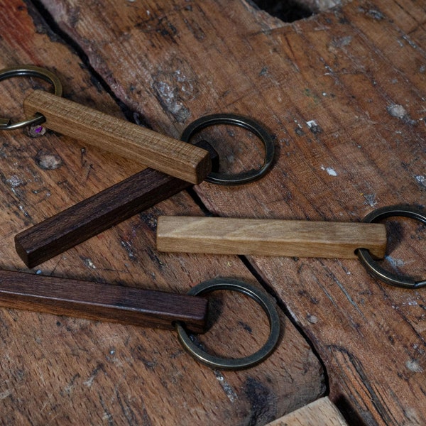 Schlüsselanhänger, Stäbchen aus Nussbaumholz mit Gravur