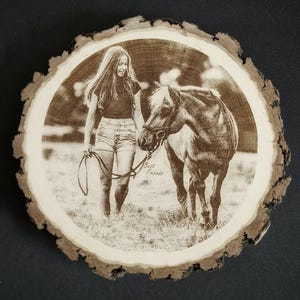 Baumscheibe mit Rinde und individueller (Foto-)Gravur, Wunschmotiv, verschiedene Größen, Bild auf Holz, Lasergravur