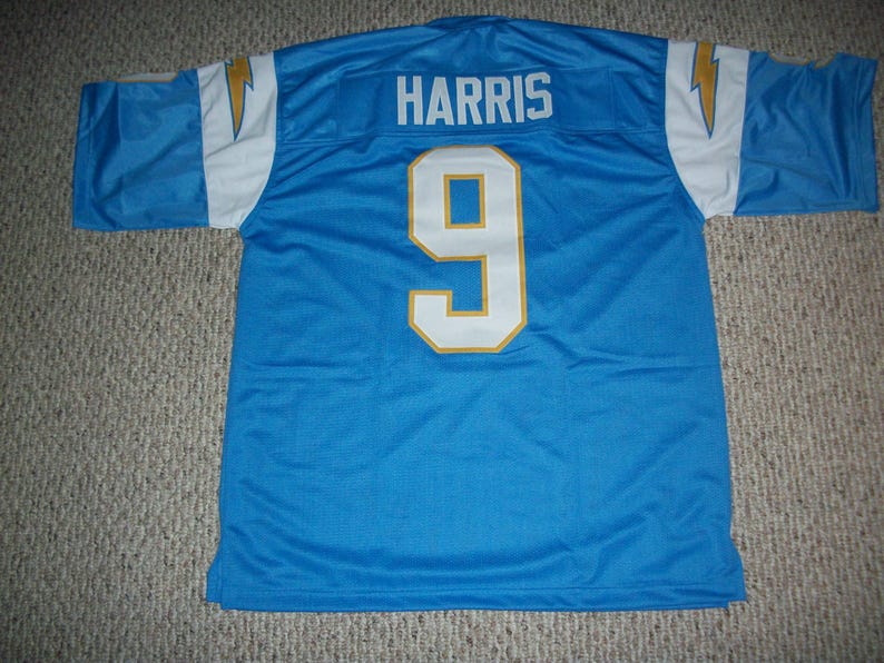 Puede incluir: Una camiseta de f&uacute;tbol azul claro con el nombre "HARRIS" y el n&uacute;mero "9" en blanco con ribete dorado. La camiseta tiene detalles en blanco y dorado en las mangas y un dise&ntilde;o de rayo.