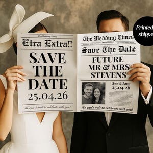以下が含まれることがあります： 新聞風の結婚式の告知を持つカップル。見出しは「Save The Date」で、日付は25.04.26。男性は黒いスーツ、女性は白いドレスと大きな帽子を着用しています。
