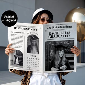 Könnte beinhalten: Eine Schwarzweiß-Zeitungsanzeige im Stil einer Graduierungsanzeige mit der Überschrift "Rachel Has Graduated" und einem Foto der Absolventin. Die Zeitung enthält außerdem einen Kalender für März sowie den Text "Harvard's Finest" und "Top of the Class".