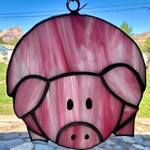 Stained Glass Pig Suncatcher – Pink Farm Animal Window Hanging – Cute Handmade Pig Decor – Whimsical Farmhouse Gift – Pig Lover Gift Idea