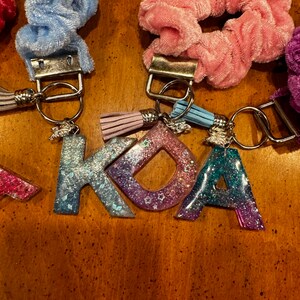 Llaveros de letras Scrunchie personalizados con dijes y borlas, regalos para mamá, regalos para tías, regalos para seres queridos, abuela, tía, hermana,
