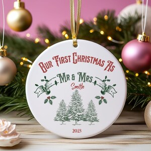 Aangepaste eerste kerst als ornament van de heer en mevrouw, schattig vintage ornament met kerstbomen en maretak, gepersonaliseerd cadeau, dit is het seizoen
