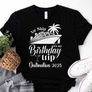 Es ist Geburtstagsreise-Kreuzfahrt-Shirt mit kundenspezifischem Ziel und Jahr-Familienurlaub-T-Stücken Personalisierte passende Hemden für 50