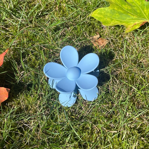 Blue flower claw clip