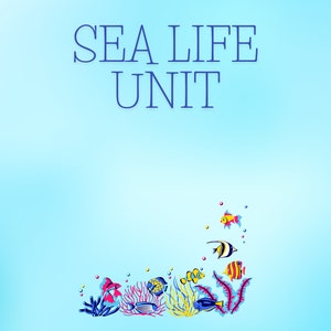 Könnte beinhalten: Titel Sea Life Unit auf blauem Hintergrund mit einer bunten Illustration von Fischen und Korallen am unteren Rand des Bildes.