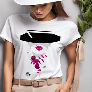 Wit dames-T-shirt met chic vrouwengezicht onder zwarte hoed – T-shirt met paarse lippen, nagels en martiniglas